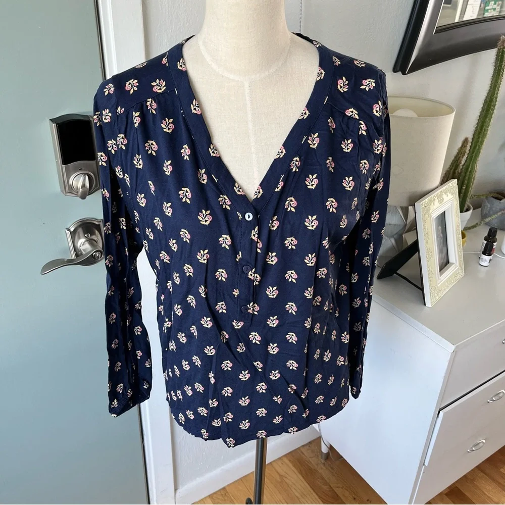 Old Navy top - Picture 2 of 4